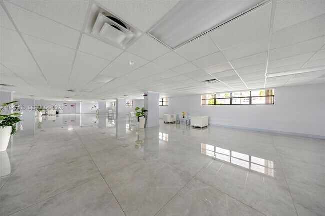 Building Photo - 600 Parkview Dr