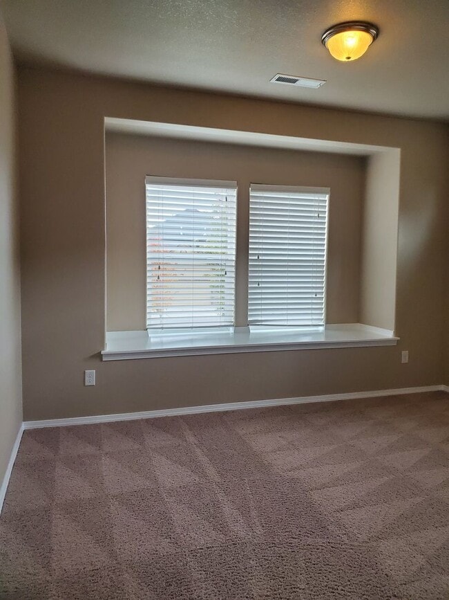 Building Photo - Must See Craftsman Style Home in Desirable West Salem Neighborhood