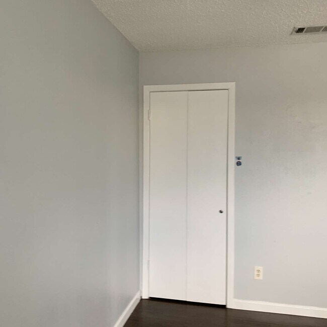Building Photo - 3931 N Garland Ave
