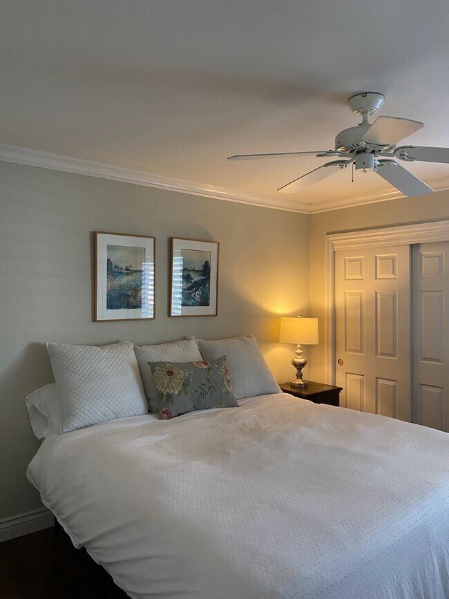 Building Photo - Private Courtyard Entry & Expansive Backyard Oasis