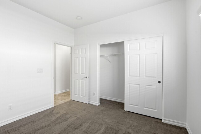 Building Photo - Single Story Stunner in Silverado Ranch!