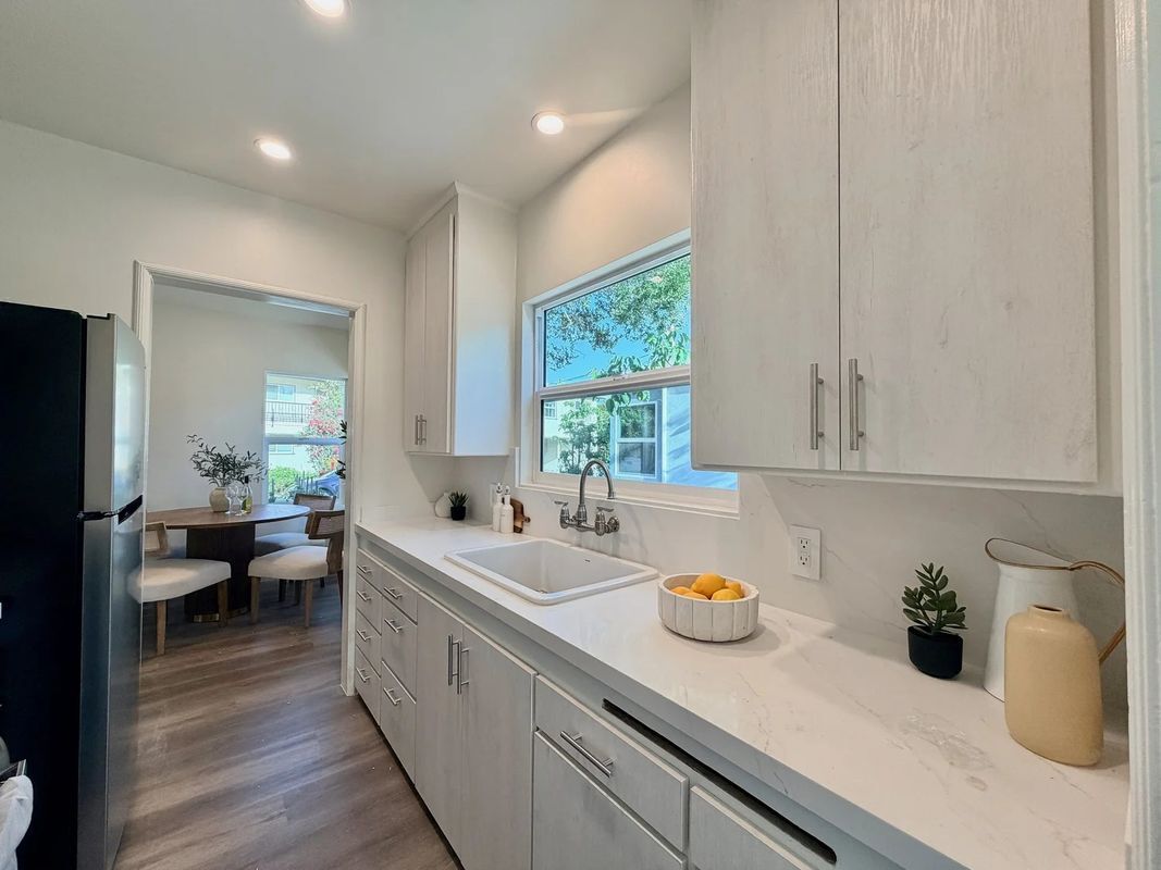 Building Photo - 2924 W Riverside Dr