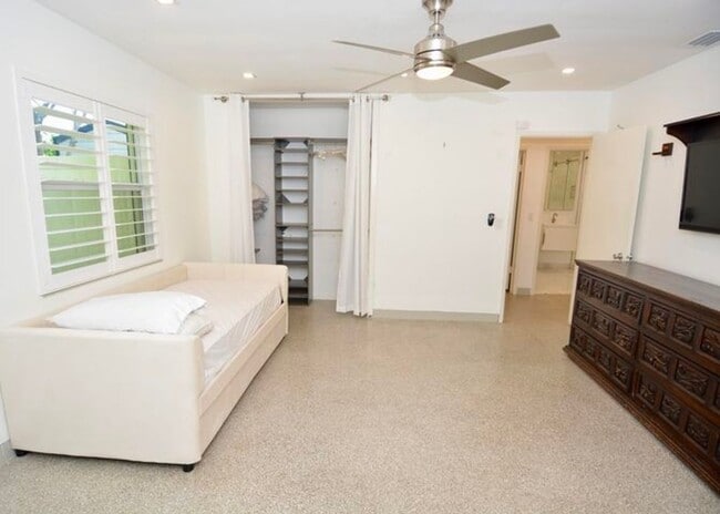 Building Photo - 212 Kings Lynn