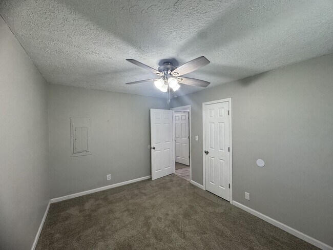 Building Photo - Single Family Home in Clarksville