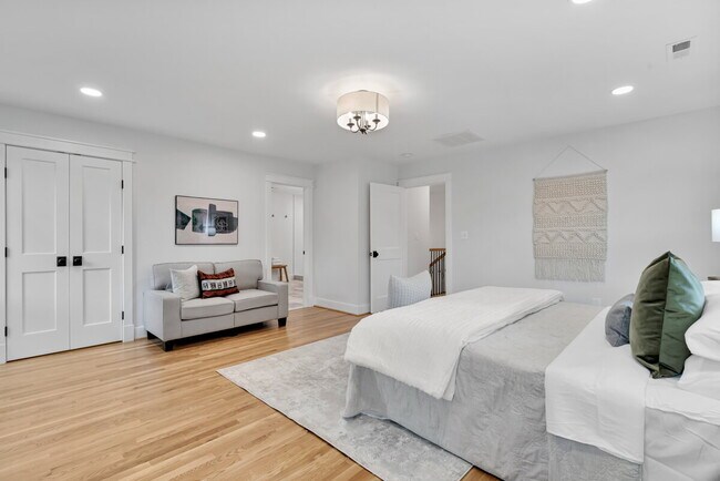 Building Photo - "Luxurious 6-Bed, 6-Bath Arlington Retreat...