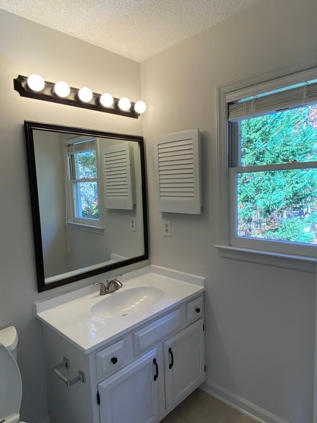 Building Photo - 118 W Skyhawk Dr