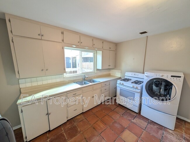 Building Photo - 542 Alvarado Dr SE