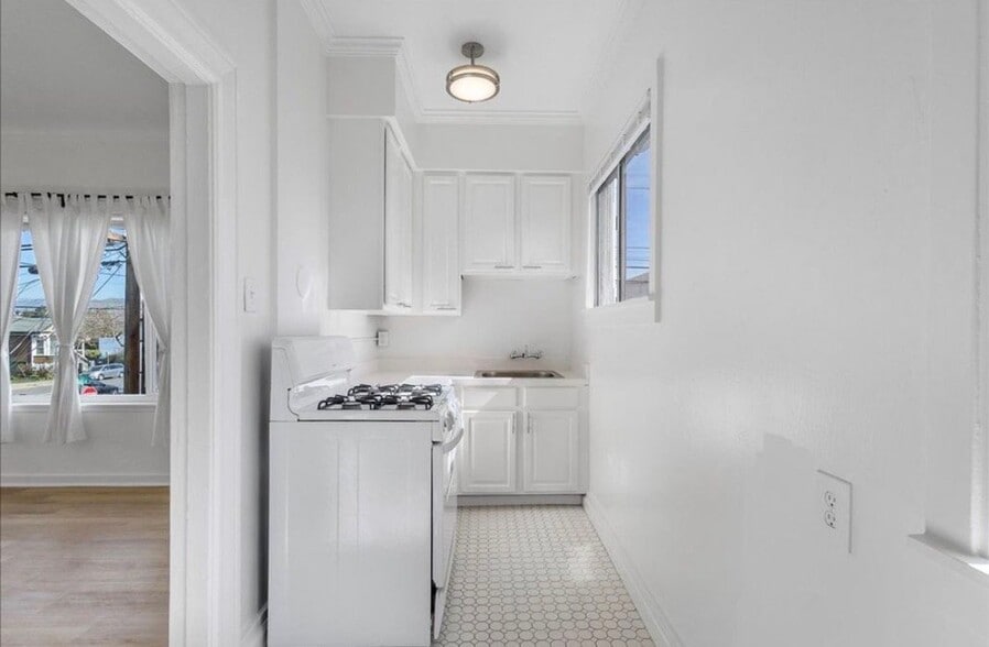 Building Photo - 1551 St Charles St