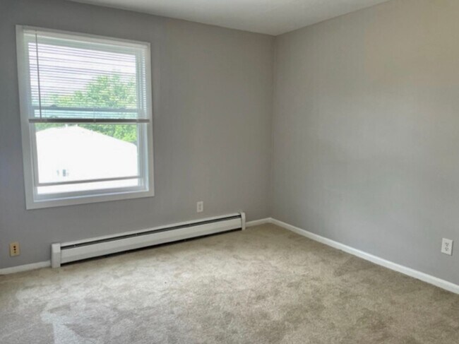 Building Photo - Amazing 2 Bed/1 Bath upstairs apartment in...