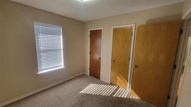 Building Photo - Discover this inviting 3 bedroom, 2 bathroom rental nestled in Cleburne, Texas, offering a spacio...