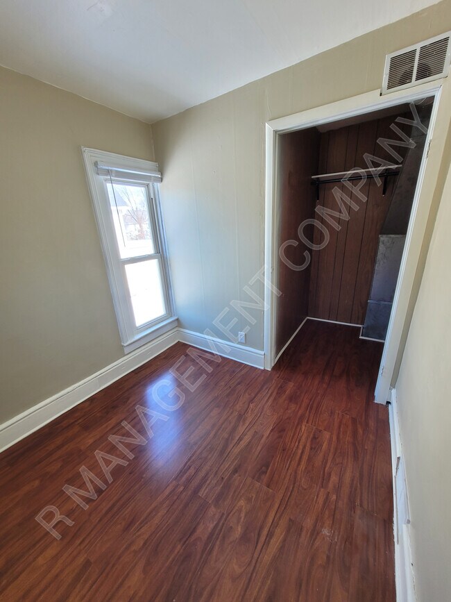 Building Photo - 528 Jackson St