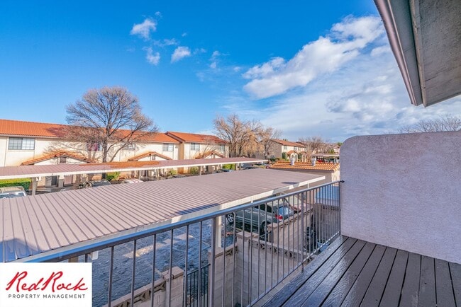 Building Photo - Charming 2 Bedroom Townhome