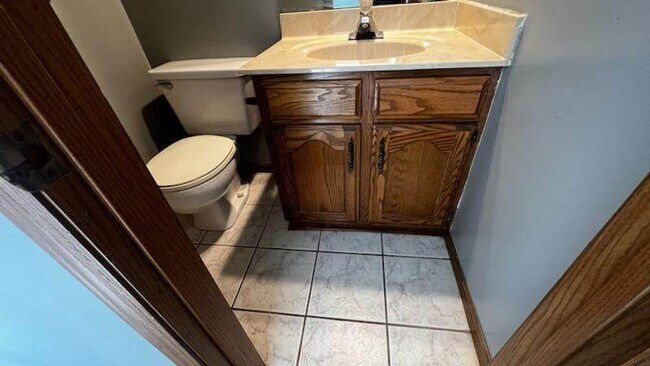 Building Photo - DUPLEX! 2 Bedroom 2 bathroom!