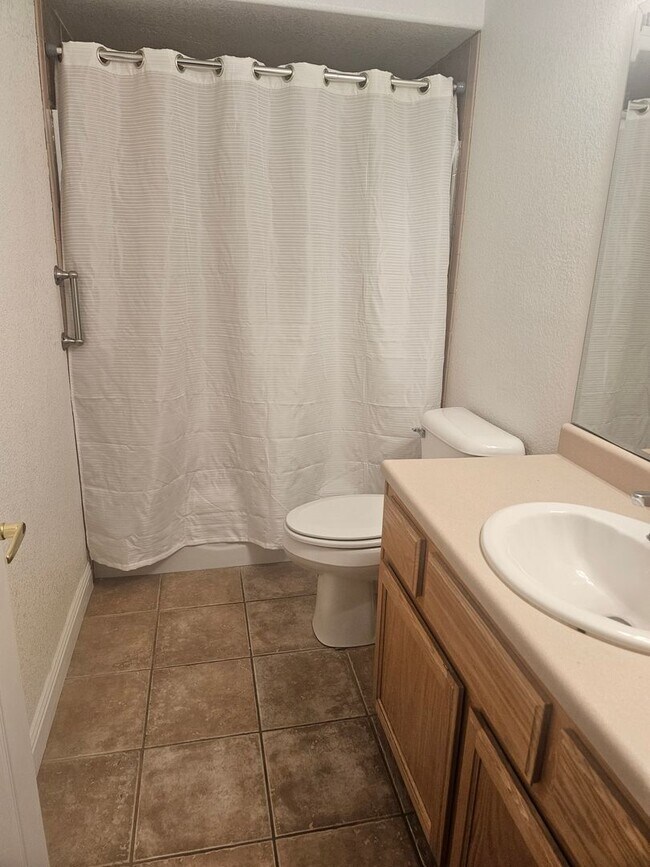 Building Photo - Unfurnished Long Term