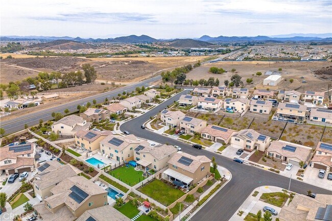 Building Photo - 33063 Table Rock Dr
