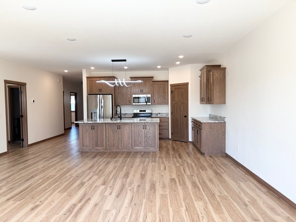 Building Photo - 575 Main St W