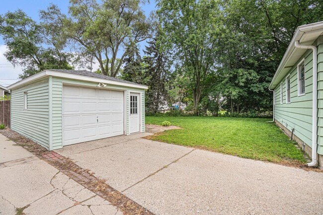 Building Photo - AVAILABLE IN AUGUST! 3 Bedroom, 1 Bath Sin...
