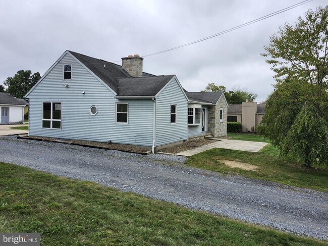Building Photo - 5885 Avis Ln