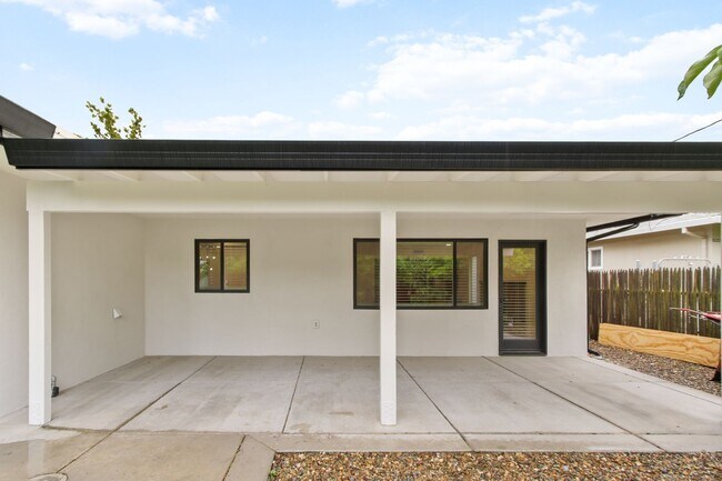 Building Photo - Central Davis 3/2 Mid Modern