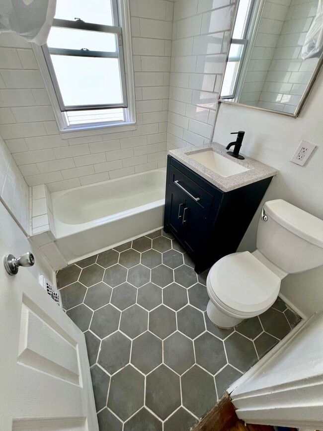 Building Photo - Delightful 4 Bed/1 Bath Single Family Home...