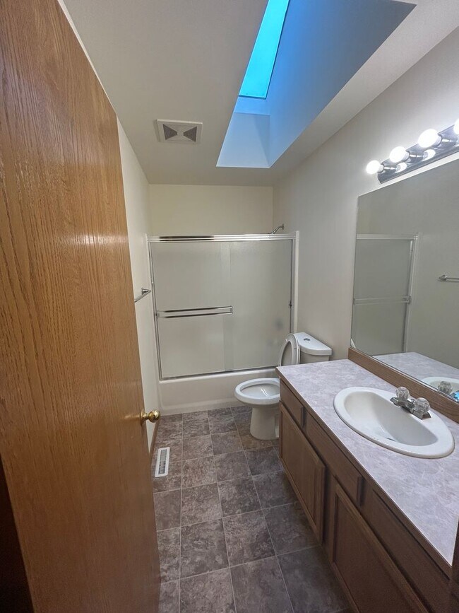 Building Photo - 4 Bed 3 Bath Fully Fenced Kenmore Home
