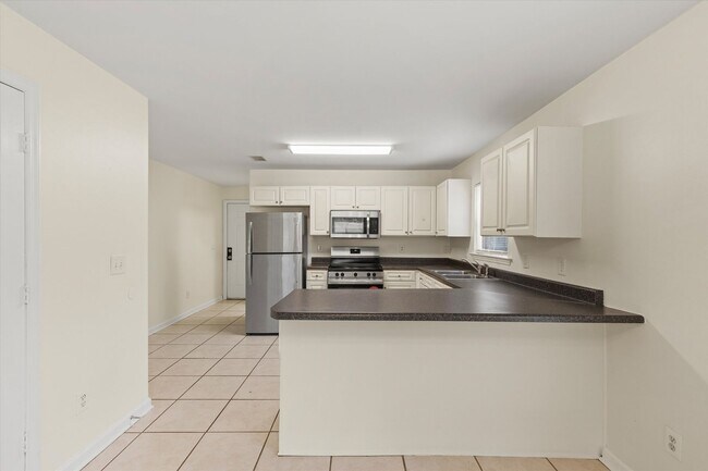 Building Photo - 735 Putnam Dr