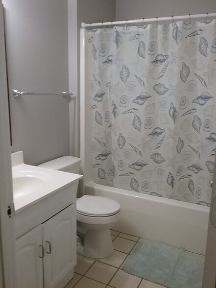 Master Bath - 4501 E Chestnut St