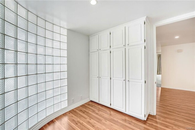 Building Photo - 2122 Century Park Ln