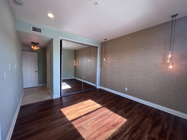 Building Photo - Beautiful two bedroom, two bath Condo In Long Beach