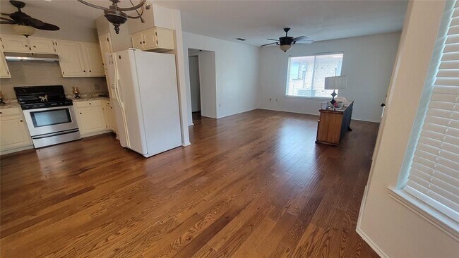 Building Photo - 214 Fireside Village Dr