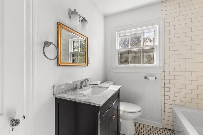 Building Photo - 618 Adams Ave