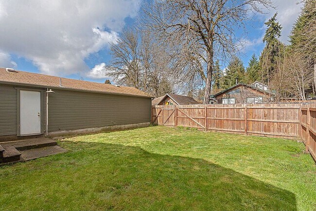 Building Photo - 208 B St