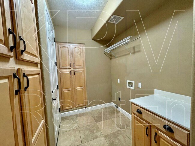Building Photo - 5879 Riverbank Cir