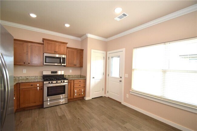 Building Photo - 463 Red Robin St