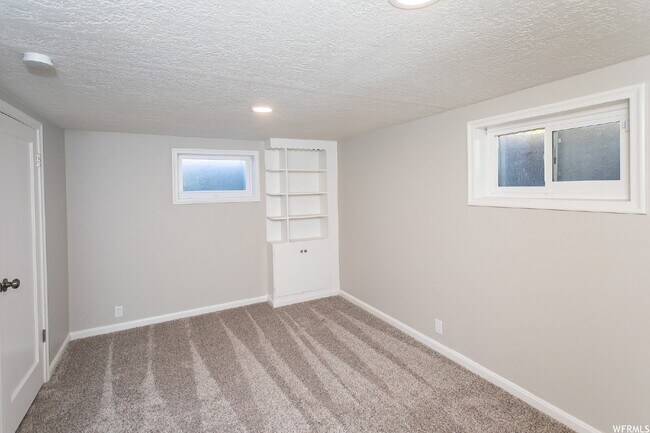 Building Photo - Room for rent in Great Ogden Location!