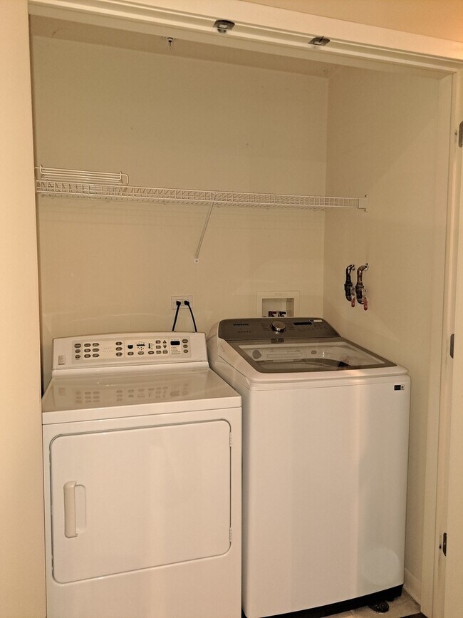 Building Photo - 915 S Oak Park Ave