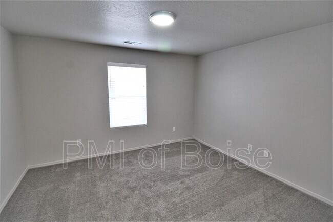 Building Photo - 19571 Newhall Pl