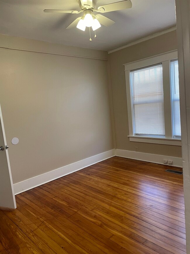 Building Photo - 2526 Yale Ave