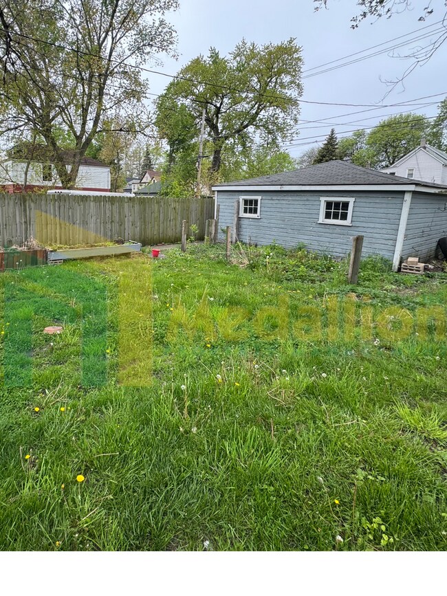 Building Photo - Charming Recently Updated Home 4-5 beds wi...