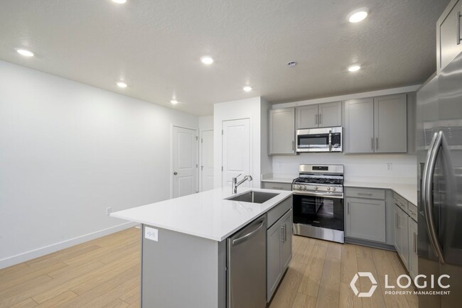 Building Photo - Beautiful Brand New Townhome in Great Eagl...