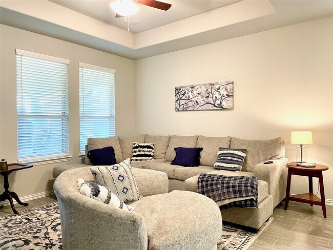 Building Photo - 8319 Divot Trce