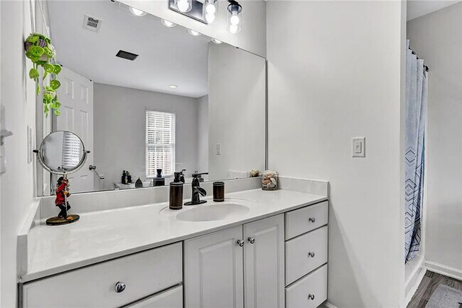 Building Photo - 4 Bedroom 2.5 Bathrooms