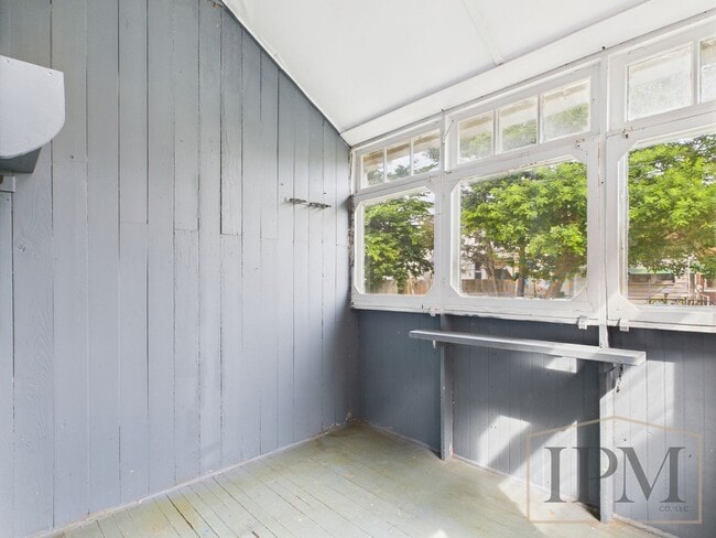 Building Photo - Available Now! Spacious 5 Bedroom Home Loc...