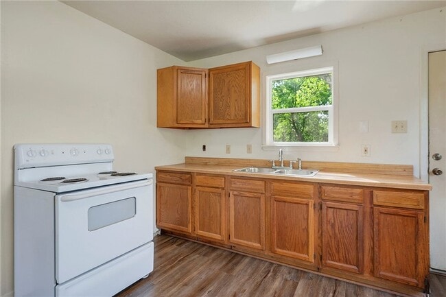 Building Photo - 400 Robertson St