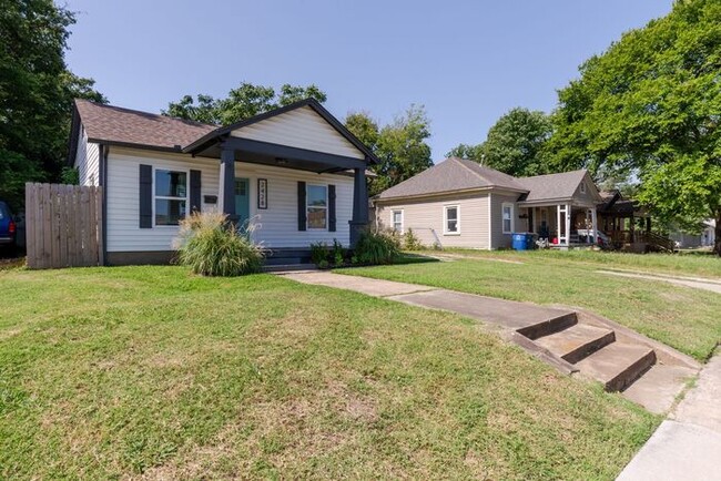 Building Photo - Stylish 3/1 Newly Renovated Home!