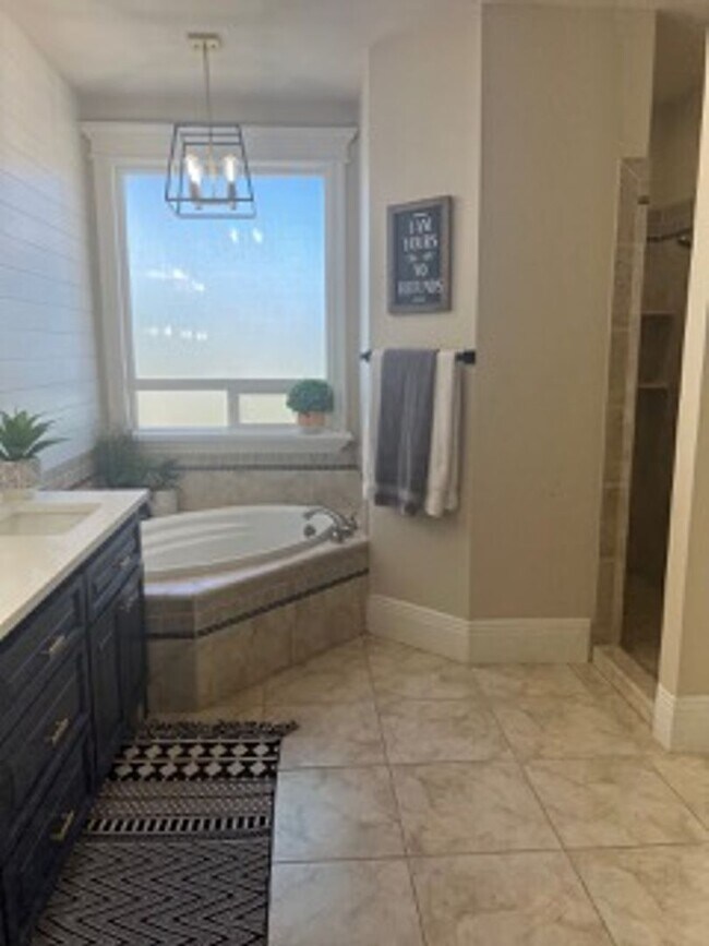 Building Photo - Very Spacious 6 bedroom home with amazing ...