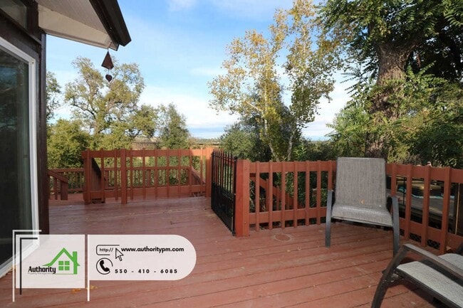 Building Photo - 875 Lakeview Dr