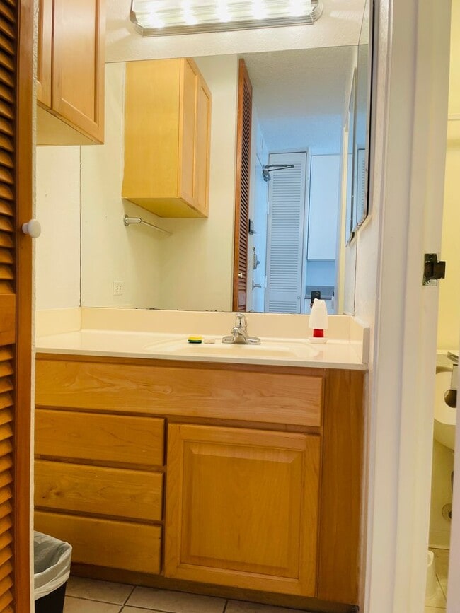 Building Photo - Partially Furnished Studio in Waikiki