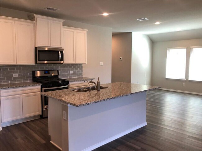 Building Photo - Fabulous home in a beautiful GATED MASTER PLANNED COMMUNITY