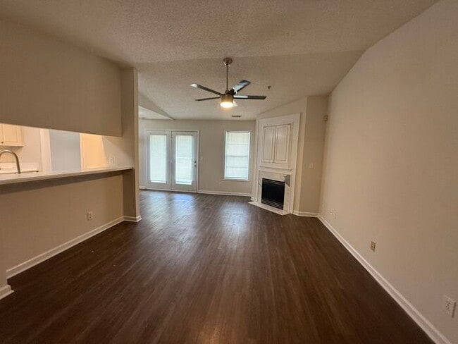 Primary Photo - Modern Updated Top Floor unit! Freshly Pai...